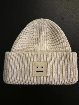 Acne Studios - Skön mössa från acne men som tyvärr inte passar mig, använd ett fåtal gånger.