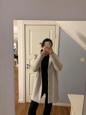 Y•A•S kappa - En jättefin teddykappa ifrån YAS i storlek Xs! Aldrig använd!💞