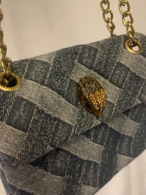 Axelväska från Kurt Geiger - Snygg axelväska i denim från Kurt Geiger Perfekt storlek för det viktigaste och ger en unik touch till din outfit. Pris kan diskuteras 😇