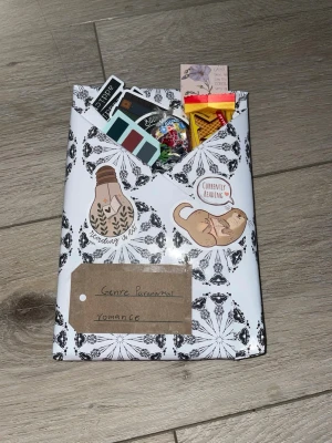 Blind date with a book - Blind date med en bok genre är paranormal romance man får även med lite grejer 2 stickers boktema 1 bokmärke 3 färger på anotate stickers som matchar boken och lite godis själva boken har en liten skada bakom boken uppe men inget man tänker på om ni rädda för att få en bok ni redan har skriv privat