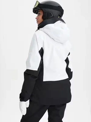 Vit och svart Everest skidjacka - Säljer en snygg vit och svart skidjacka från Everest. Endast använd en säsong. Bild 2 är min, enda skillnaden är att dragkedjorna sitter på sidan och inte mitt på, i övrigt exakt samma jacka Materialet är slitstarkt och vattenavvisande. Nypris 1799