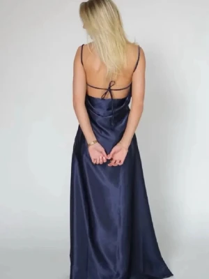  balklänning By Stina - Säljer nu min fina balklänning från By Stina som är i modellen Engla och som har använts en gång, på vår lärarmiddag. Den är i storlek S regular och i super fint skick. Priset är så klart diskuterbart, vill få sålt allt så snart som möjligt ☺️hör av så snabbt som möjligt så den hinner komma innan baldagen 😊första och sista bilden är från hemsidan