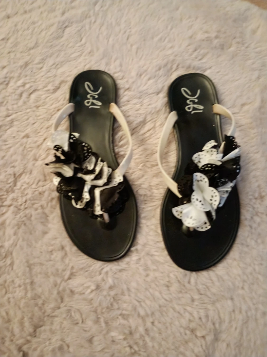 Svarta och vita sandaler med blommor - 1