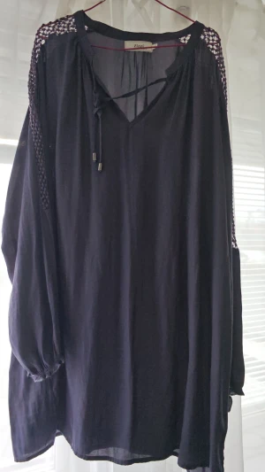 Zizzi lilla blouse/kort klänning str.M - Fint lätt och skönt blouse eller kort klänning i str.M. fran Zizzi. 100% elastan. Käns skönt på huden. 