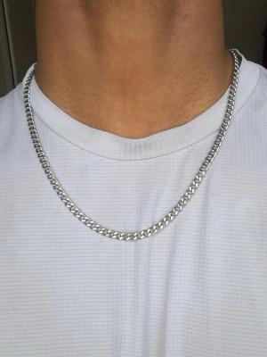 Rostfri stål kedja 55cm - Helt ny rostfri stål kedja med hög kvalitet och ser otroligt bra ut. Storlek : 55cm Om ni har frågor tveka inte att fråga😊