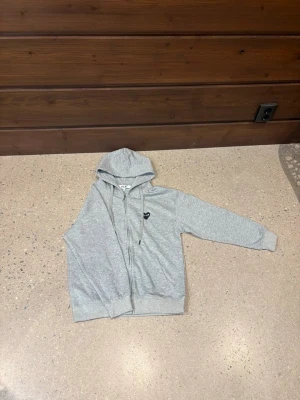 Comme des Garçons Hoodie - Säljer denna jättefeta comme des Garçons hopdie. Då jag inte får den andvänd. Den passar lite litet jag är 180 men har inga problem med storleken. Så den passar nog både S och M. Proset är diskutabelt och om du har andra frågor är det bara att höra av dig
