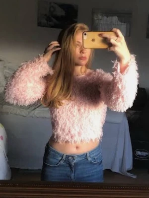 Topp - Tröja från even & odd i strl XS. Använts 1 gång, är lite liten i smaken för mig (gillar mer oversized) därav säljer jag den. Super fin & passar svinbra till ett par svarta skinnbyxor exempelvis. Priset är absolut diskuterbart. 