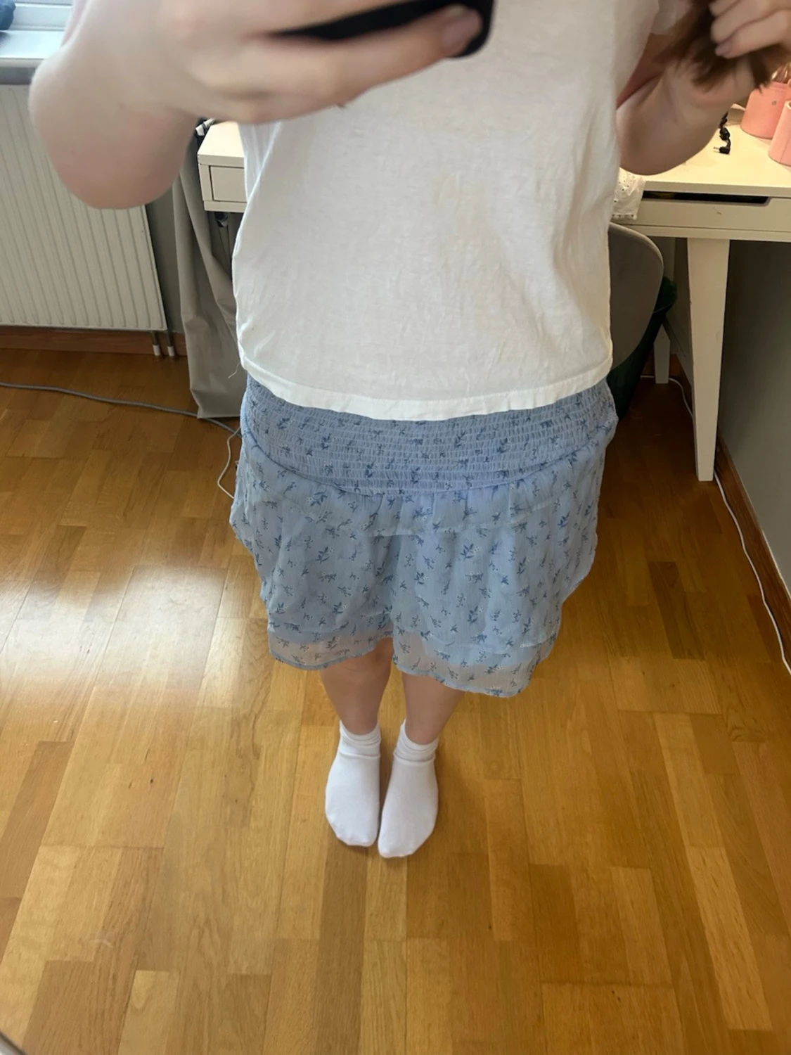 Blå blommig kortkjol med volang - 1