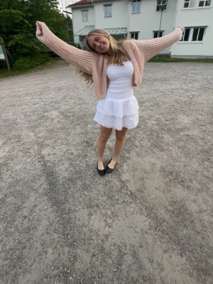 Vit klänning - Jättefin vit klänning, använd vid bara ett tillfälle så den är som ny💓