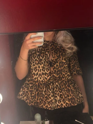 Volang topp leopardmönstrad knytning - Blus som inte kommit till användning. Nyskick, 100% bomull. Från Vero Moda. Skriv för fler frågor! 🧡