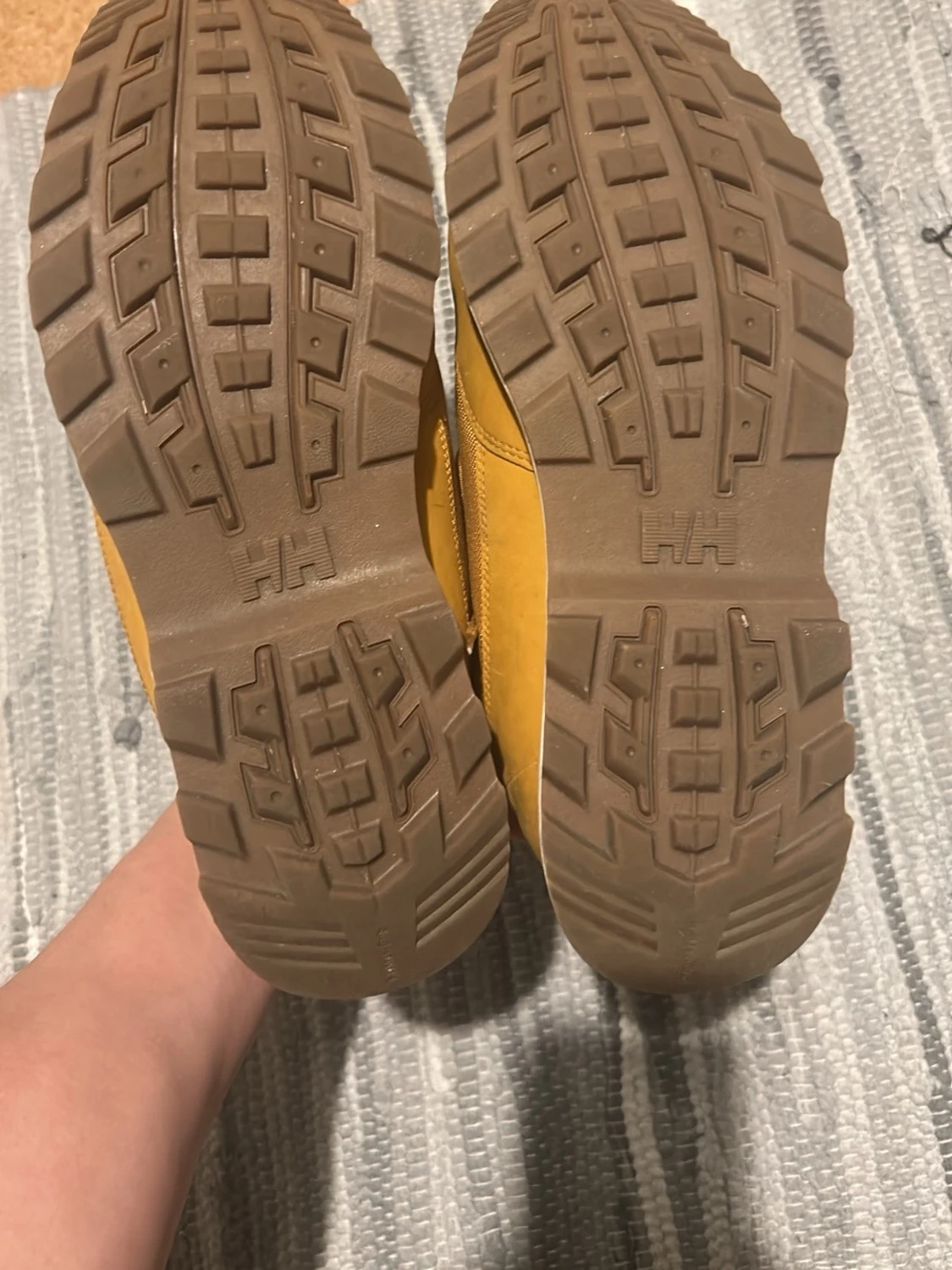 Bruna kängor från Helly Hansen - 1