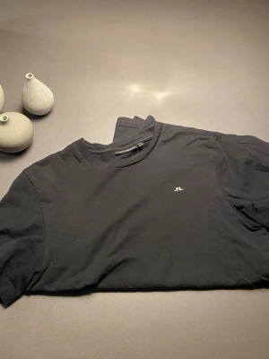 J.lindeberg T-Shirt - Säljer nu denna riktigt snygga J.lindeberg T-shirten i st s bara höra av dig vid frågor eller funderingar och pris kan absolut diskuteras