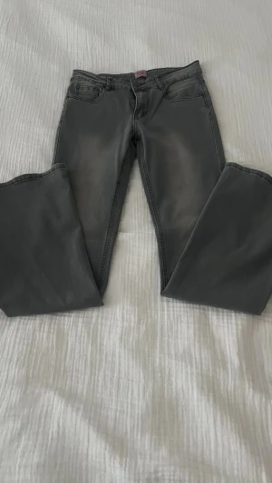 Grå jeans från D-XEL, bootcut ben - Snygga grå jeans från D-XEL med klassisk femficksdesign och raka ben. Jeansen har en enkel knappstängning och är tillverkade i ett mjukt bomullsmaterial med lite stretch för extra komfort. Perfekta till en avslappnad stil. Nästan aldrig använda 