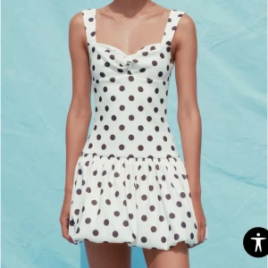 helt oanvänd prickig klänning - superfin ballongklänning i satintyg från zara med prislapp kvar🤍 finns inte att köpa längre. storlek M men liten i storleken!