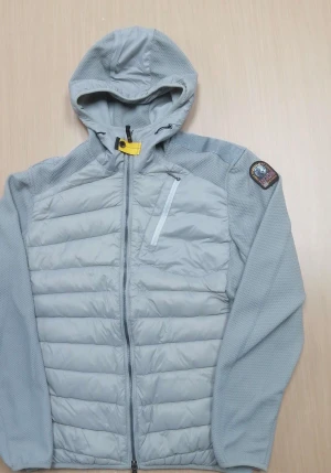 Parajumpers cardigan i färgen grå - Köpt på Johnells. Har tyvärr inget kvitto då jag fick den som födelsedagspresent. Säljer den då den inte passar min stil. Använd max 10 gånger. Pris kan diskuteras 