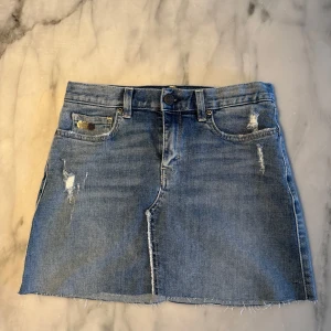 Odd Molly minikjol - Säljer en jättesnygg vintage minikjol från Odd Molly. Kjolen har fina detaljer så som metalldetaljer (se bild 5) och snygga ”repor” på både framsidan och baksidan. Kjolen är inte stretchig i midjan och är storlek 0 vilket är xxxs/xxs. Säljer för att den tyvärr är för liten för mig. Pris går att diskutera