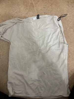 Beige kortärmad t-shirt från Only - En enkel och mjuk beige t-shirt från Only i bomull. Modellen är klassisk med korta ärmar och rund hals. Perfekt för dig som gillar stilrena och neutrala plagg. Passar dig som vill ha en basic tee till garderoben.