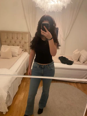 Blå bootcut jeans från 157 - Snygga ljusblå jeans från 157 med bootcut-modell och låg midja. Klassisk femficksdesign och sköna att bära till vardags. Jeansen är i ett mjukt denimtyg och har en stilren look som passar till det mesta.