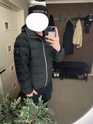 pufferjacka från J.Lindeberg - Tjena! Säljer nu min J Lindeberg jacka i storlek L men passar även M, jackan har den stilrena J Lindeberg lågan på armen och en varm snygg luva, hör av er för minsta fundering 💭 