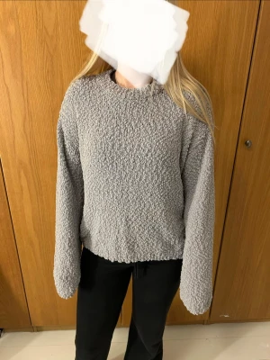 Grå stickad tröja  - Skön grå stickad tröja från H&M. Storlek S. Bara att höra av er om ni har frågor