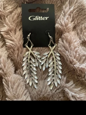  Super fina glittrande örhängen -  Helt nya super fina glittrande örhängen