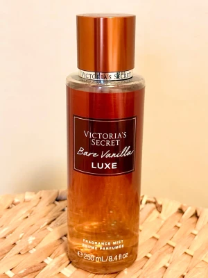 Victoria's Secret Bare Vanilla Luxe bodymist 250 ml - Victoria's Secret Bare Vanilla Luxe bodymist, 250 ml. Enbart testad några få gånger, vilket syns på bild (kvarvarande mängd markerad med svart streck). Givetvis förvarad mörkt och svalt.