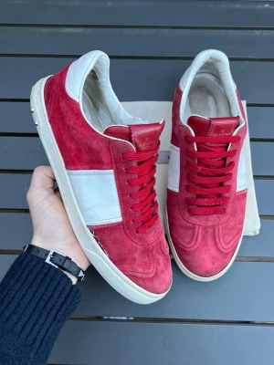 Valentino flycrew - Hej! Säljer dessa sjukt feta flycrews! Slutat tillverkas och de gör dem extra sällsynta och eftertraktade! Size 43 sitter true to size! Skick 7/10 lots of life left! Dustbag ingår! Hör av dig vid minsta fundering 😊🙌