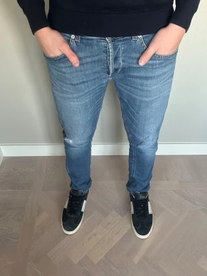 Dondup George Jeans - Tja säljer nu dessa riktigt snygga Dondup jeansen i storlek 33 där nypriset är cirka 4000kr och modellen är George, skick 8/10 vid minsta lilla fundering så är det bara att höra av sig!  Mvh Santén