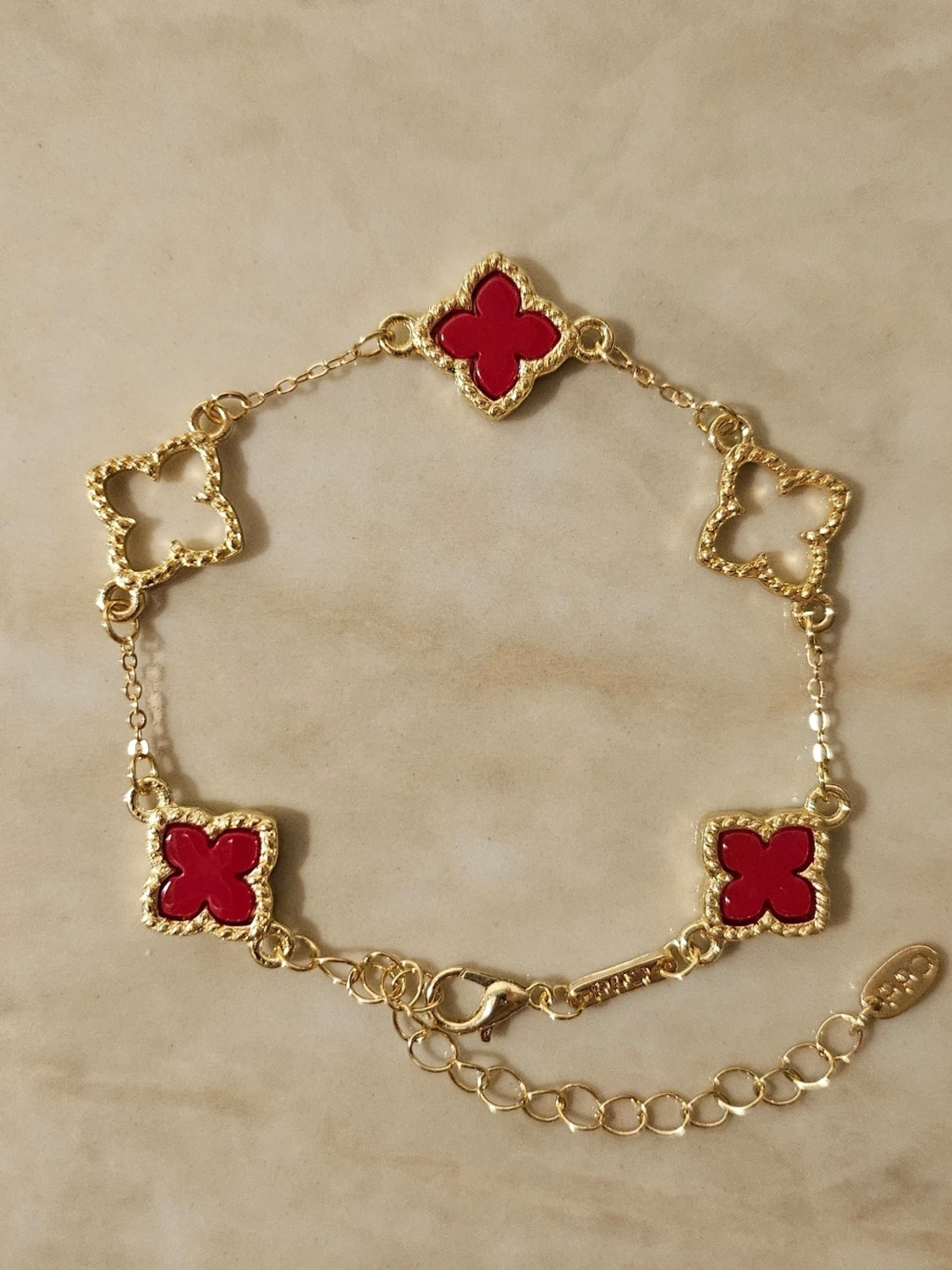 Guldfärgat armband med röda klöver✨️❤️