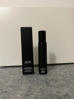 Tom Ford Ombré Leather - Säljer en riktigt najs parfym från Tom Ford! Parfymen rymmer 10ml. 10/10 ml kvar. Sprayat en gång men den var inget för mig. Parfymen kostar 459kr ny och mitt pris är 279kr