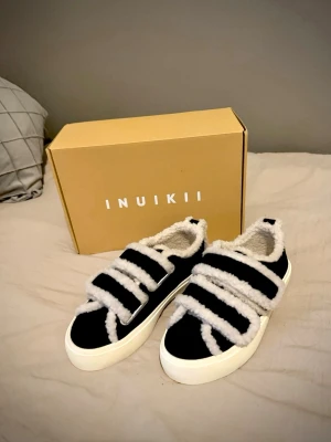 Svarta Inuikii sneakers - shearling low velcro black - Helt nya INUIKIIs i storlek 38. Kommer med original förpackning och skokartong. Jätte fina, fodrade och riktigt bra skor!  ✨oanvända! 