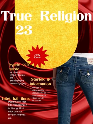 True Religion Joey Flare jeans blå 23 - Säljer ett par ikoniska True Religion Joey Flare jeans i blå denim, storlek 23. De har låg midja, utställda ben och snygga detaljer med gul kontrastsöm och stora fickor med knapp. Klassisk True Religion patch baktill och coolt broderi på fickorna. Är uppsydda.