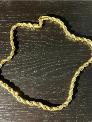 Guldkedja - Guldpläterad kedja. 50cm lång, 6mm tjock.