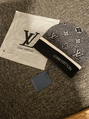 Lvmössa - Svart vit mössa