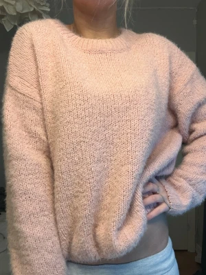Rosa stickad tröja  - Rosa stickad tröja från primark. Storlek M men mindre än vanligt. Säljer då den inte kommit till användning.