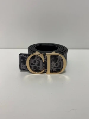 Dior Bälte  - Säljer ett helt nytt bälte. Storlek 110. Snabb frakt.