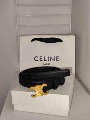 Céline belt - storlek 80 och knappast använd Köpt till jul men det var inte syrrans stil... Orginalförpackning och påse kommer givetvis med samt digitalt kvitto och äkthetsbevis Låt mig gärna veta om du har några frågor!