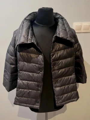 Svart dunjacka från Bomboogie - Snygg svart dunjacka från Bomboogie med bred krage och trekvartsärmar, bra kvalite och fint skick. Likar herno. Jackan har quiltad design, knappar framtill och äkta dunfyllning. Stl 4 som ungefär motsvarar M. 💕Skriv om du har frågor, kolla min profil för annat fint