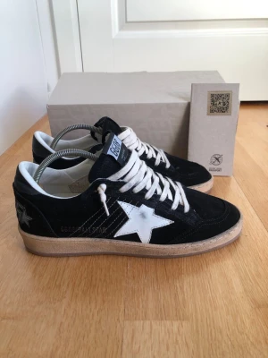 Golden Goose Ballstar - Hej, säljer nu dessa sjukt snygga Golden Goose ballstar. | Väldigt sällsynt färg som man inte ser ofta. Kvitto finns! | Skorna är i storlek 40 men passar runt 41. | Det ingår endast fysiskt kvitto! | Hör av er vid frågor!🌟