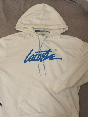 Lacoste hoodie - Vit Lacoste hoodie. Perfekt skick. köpt för 1400kr
