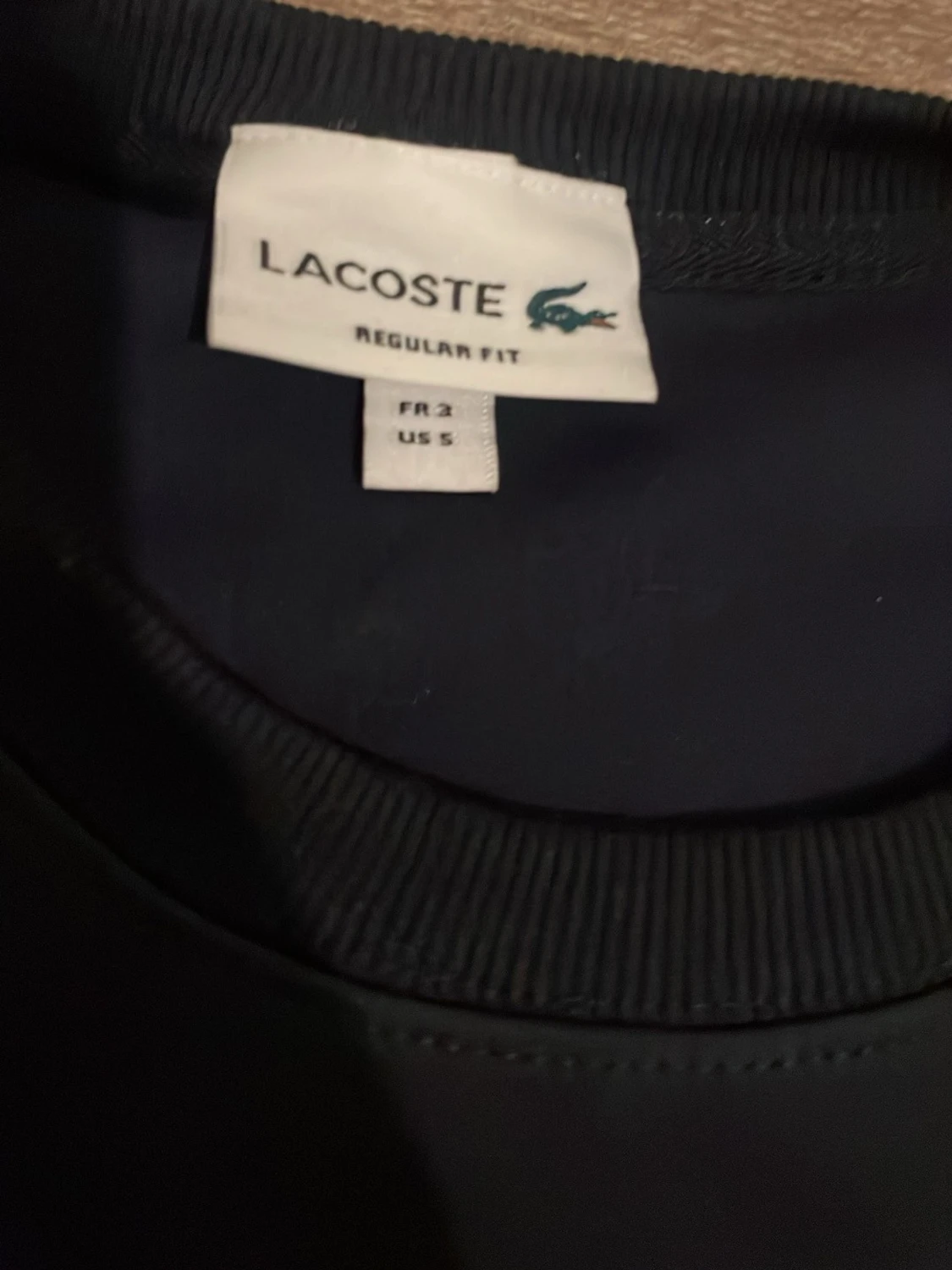 Mörkblå sweatshirt från Lacoste med blå logga - 1
