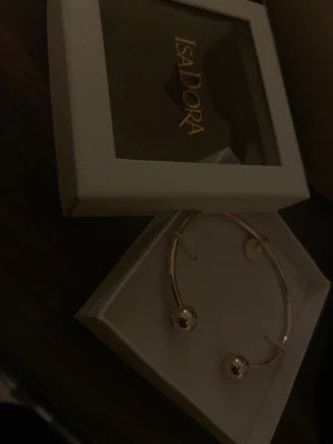 IsaDora armband - Ett rosé armband från IsaDora i helt nytt skick. Ej använd då jag trodde det var guld och inte rosé