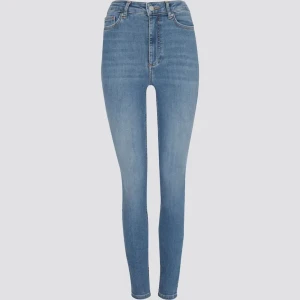 High Waist Hannah blå jeans - Snygga blå jeans High Waist Hannah i storlek 29 från Cubus. Modellen är högmidjad med klassisk femficksdesign och raka ben. Jeansen har dragkedja och knapp framtill samt kontrastsömmar. Perfekta för dig som gillar en enkel och tidlös look.