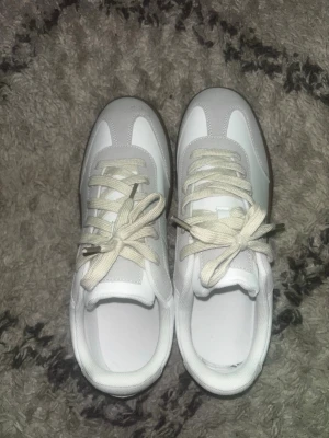 Valmonte gats - Gats från Valmonte. Nypris 1400, perfekt alternativ till margielas. Pris kan diskuteras vid snabbare affär