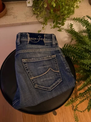 Jacob Cohen Jeans - Säljer nu mina snygga Jacob Cohën jeans. Jeansen är i storlek 32 och har måtten: Midjan (40cm), Ytterbenslängd (106cm). Priset är ej huggit i 🪨, skriv privat om du har några frågor. 