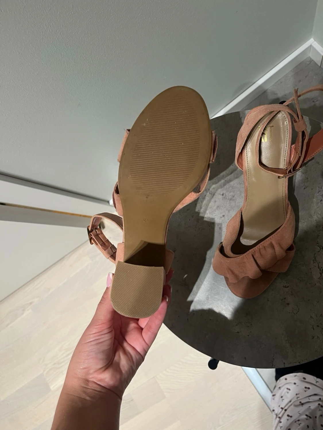 Beiga sandaler med volang från XIT - 2