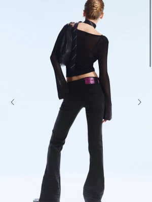 Svarta lowwaist jeans från Weekday  - Snygga svarta jeans med bootcut och låg midja. Helt slutsålda på weekdays sida. Helt nya och aldrig använda - lappen kvar. Pris kan diskuteras