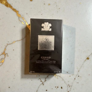 Creed Aventus 120 ml parfym - Lyxig parfym från Creed, Aventus, 120 ml. Skapad med naturliga essenser och extrakt av blommor, trä och vanilj. Tillverkad i Paris, Frankrike. Perfekt för dig som vill sticka ut med en exklusiv doft och klassisk stil.