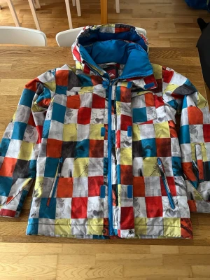 Quiksilver vinterjacka - En lite schysstare jacka från Quiksilver, passar perfekt till skidåkning. Storlek L(14år), vilket motsvarar XS-S. Bra skick, lite tecken på användning. 158-164 cm.