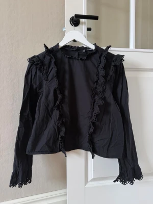 Blus/Topp - Mörkblå/Svart blus/topp från H&M i storlek M.